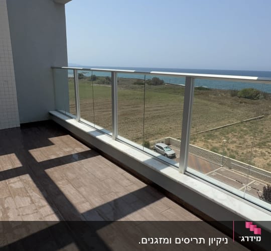 מרפסת עם רצפה רטובה ונוף לים